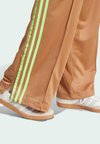 FIREBIRD - Jogginghose - cardboard   signal green