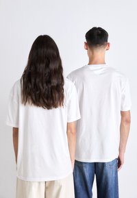 Tommy Jeans SIGNATURE TWIST TEE UNISEX - Tričko s potlačou - white