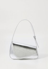 Majhna srebrna kovinska torbica s ukrivljenim poklopcem in nastavljivim ramenskim trakom na belem ozadju.