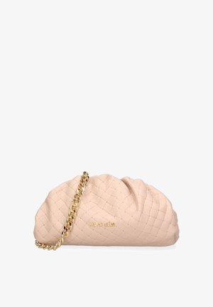 Pochette en cuir beige matelassé avec bandoulière en chaîne dorée et logo "MARC ELLIS" doré sur le devant.