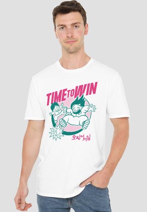 Mann trägt ein weißes T-Shirt mit einem Cartoon-Graphic, das zwei verspielte Charaktere zeigt, und dem Text "TIME to WIN" in fetten pinken Buchstaben.
