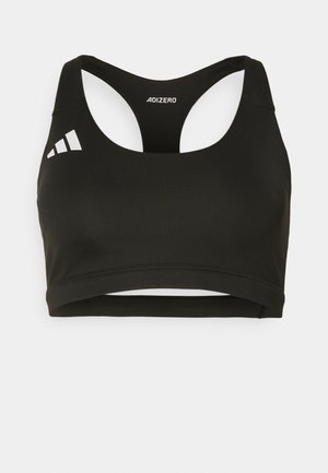 Zwarte sportieve crop top met een ronde halslijn en brede bandjes. Heeft een wit logo en horizontale strepen aan de linkerkant. Glad textuur.