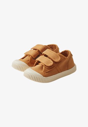 Braune Leinensneaker mit zwei Klettverschlüssen, weißem Gummikappen und strukturiertem Außensohle, mit einem flachen Design und gesteppten Akzenten.