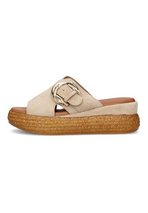 Sandalo scivolo beige in suede con grande fibbia dorata, punta aperta e suola platform intrecciata.