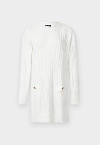 Rochie tricotată albă cu mâneci lungi, cu model de cablu și două buzunare frontale, fiecare cu un buton auriu.