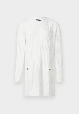 Robe pull blanche en tricot à manches longues avec un motif en torsades et deux poches avant, chacune ornée d'un bouton doré.