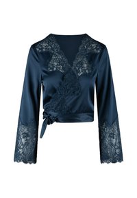 Navy satijnen wikkelblouse met kantaccenten op de halslijn en mouwen, met een gestrikte strikdetail rond de taille. Lange, flared mouwen.