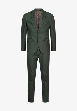 Traje de color verde oscuro con una tela texturizada. Presenta una chaqueta de un solo botón, solapas con muesca y pantalones ajustados. El interior está forrado con lunares.