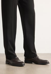 BOSS TAYIL - Alkalmi belebújós cipők - dark brown