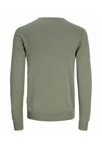 Pull manches longues vert olive, texture tricotée, encolure ronde, poignets et ourlet côtelés, design simple, sans motifs ni accents visibles.