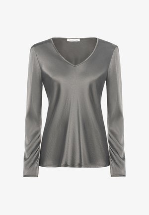 Haut à manches longues gris en V, fabriqué en tissu lisse, arborant une coupe décontractée et un design subtilement drapé. Aucune motif ou embellissement visible.