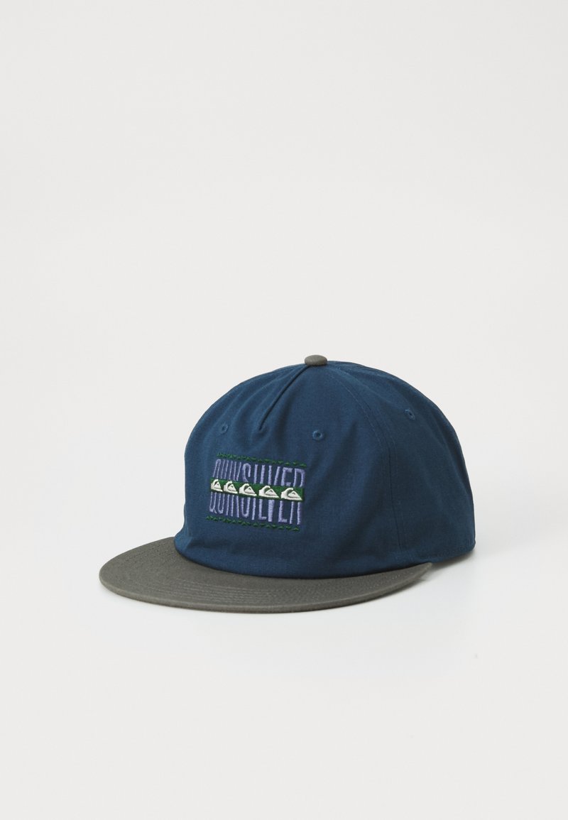 Sötétkék sapka szürke szélekkel, amelyen hímzett "Quiksilver" logó és hullám minták találhatók az elején. Szövetből készült, strukturált fazonnal.