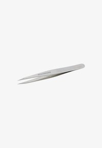 Pinzette di precisione in acciaio inossidabile con punta obliqua e nome del marchio "Tweezerman" inciso su un lato, isolate su sfondo bianco.