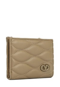 Portafoglio in pelle trapuntata di colore beige chiaro con un motivo a onde, dotato di chiusura con zip e un logo brandizzato accentato sulla parte anteriore.
