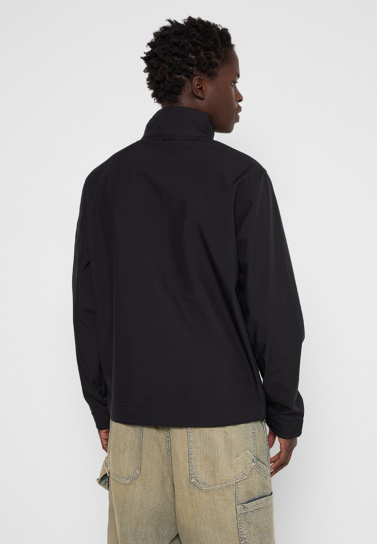 Zwarte, lichte jas met een hoge kraag, lange mouwen en een minimalistisch ontwerp. Glad oppervlak zonder zichtbare hardware of patronen.