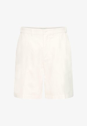 Λευκά σόρτς casual μήκους μέχρι το γόνατο με θηλιές για ζώνη, κλείσιμο με κουμπί και καθαρό, απλό σχέδιο σε λευκό φόντο.