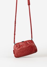 Rote Leder-Umhängetasche mit plissiertem Design, glatter Textur und schwarzen Hardware-Akzenten. Verstellbarer Gurt für vielseitige Stylings.