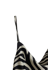 Mustassa ja kermanvärisessä satiinikankaisessa pitsitopissa on seeprahihärkäkuvio, säädettävät ohuet hihnat sekä sileä rakenne, jossa on laskostettu muotoilu.