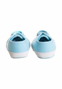 Scarpe in tela azzurro chiaro con suola in gomma bianca, caratterizzate da una finitura testurizzata e un retro arrotondato, progettate per comfort e abbigliamento casual.