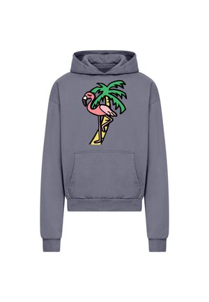 Siva huoodana srajca z sprednjim žepom, na kateri je roza flamingo, ki stoji na eni nogi pred zeleno palmovo drevo.