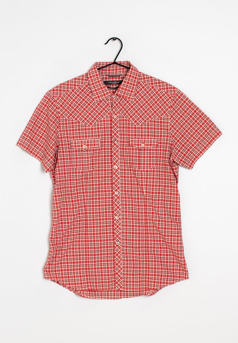 Camisa de cuadros rojo de manga corta con un patrón a cuadros, que presenta dos bolsillos frontales, un cierre con botones en la parte delantera y un collar puntiagudo.