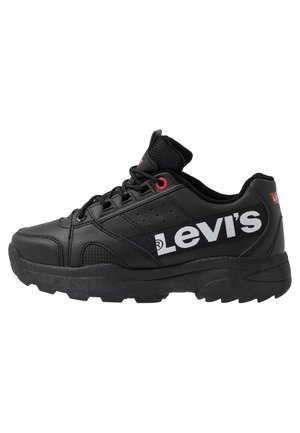 Czarny sneaker Levi's z grubą podeszwą, sznurowany z przodu, z czerwonym przelotem na sznurówki i białym logo Levi's po boku.