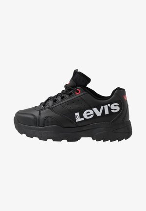 Czarny sneaker Levi's z grubą podeszwą, sznurowany z przodu, z czerwonym przelotem na sznurówki i białym logo Levi's po boku.