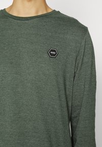 Petrol Industries Camisola de manga comprida - forest night
