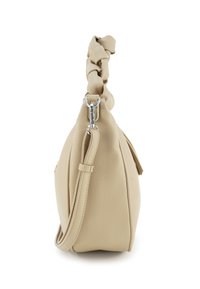 Beige leren handtas met een gevlochten handvat, zilveren beslag en een gladde textuur. Heeft een verstelbare schouderriem en ritssluiting.