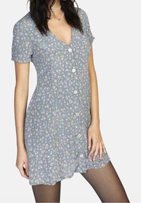 Kurzärmeliges blaues Kleid mit floralem Muster in Pink und Grün, featuring einen V-Ausschnitt, Knopfverschluss und einem leicht ausgestellten Saum.