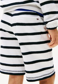 Tommy Hilfiger TEXTURED BRETON STRIPE - Pantalones deportivos - white navy breton stripe