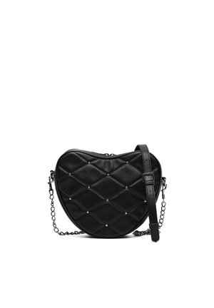 Sort hjerteformet crossbody taske lavet af quiltet læder med sølvnitter, der har en aftagelig kædetaske og spænde accenter.