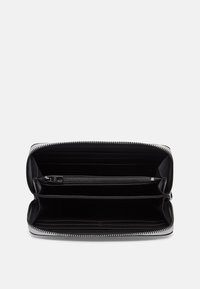 Czarny skórzany portfel z zamknięciem na zamek. Posiada wiele przegród na karty oraz zasuwany schowek na monety. Gładka tekstura, minimalistyczny design.