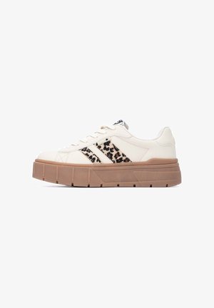 Deportivas de cuero blanco con acentos laterales de estampado de leopardo, suela gruesa beige y puntera redondeada. Cierre con cordones en la parte frontal con la marca distintiva en la lengüeta.