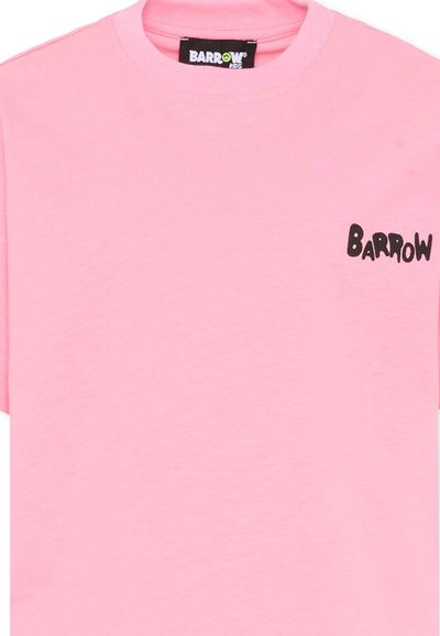 Różowy t-shirt z krótkim rękawem z czarnym logo "BARROW" na górnej lewej stronie klatki piersiowej oraz czarną metką z napisem "BARROW KIDS" wewnątrz kołnierza.