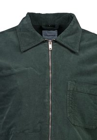 Groene corduroy jack met een ritssluiting aan de voorkant, een puntig kraag en een linkse borstzak. Het heeft een gestructureerde stof en zilveren ritshardware.