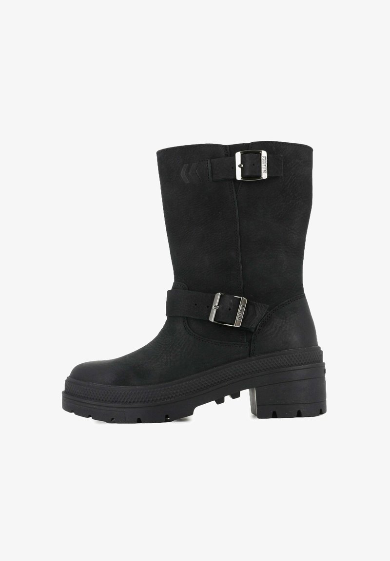 Bota negra hasta la rodilla hecha de cuero texturizado. Presenta una amplia correa y detalle de hebilla, con una suela gruesa y estriada y un tacón cuadrado.