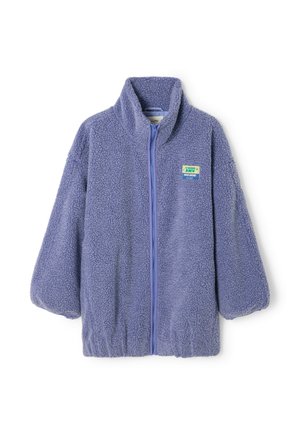 Chaqueta de forro polar lavanda con cremallera completa, cuello alto, puños y dobladillo elásticos, y un pequeño parche rectangular en el pecho izquierdo.
