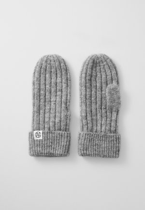 Paire de moufles en laine grise tricotée avec motif côtelé, une montrant le pouce, avec des poignets repliés et une petite étiquette blanche sur la moufle gauche.