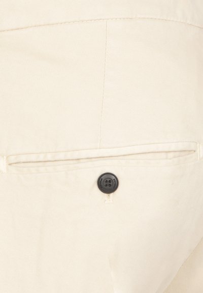 Tascone in tessuto beige con una fessura orizzontale, chiusa da un bottone nero. La texture è liscia, con cuciture fine visibili.