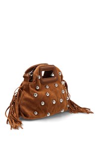 Bolso de ante marrón con tachuelas plateadas y detalles de flecos, que presenta un asa cuadrada y una superficie suave y texturizada.