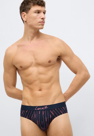 Tengerészkék pamut bugyi rózsaszín "Love" felirattal. Kényelmes, rugalmas derékrésszel és testhezálló szabással. Puha textúrájú és nyújtható anyagból készült.