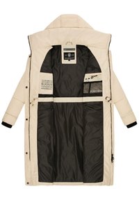 Beige vadderad parka med svart insida, som har flera fickor och hög krage. Inkluderar dragkedjor och elastiska manschetter.