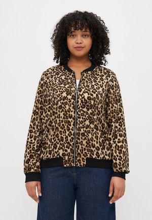 Jakke i leopardprint med sort lynlås og ribbede manchetter. Blødt stof, afslappet pasform, har fremhævede sømme og rund halsudskæring.