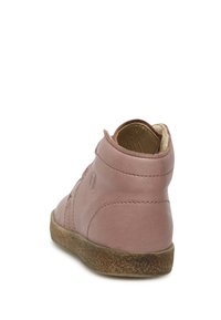 Botines de cuero rosa con una suela de goma texturizada, que presentan una punta redondeada y un tacón pequeño. Costuras visibles en los laterales.