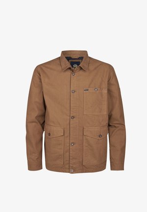 Chaqueta de lona marrón con botones en la parte delantera, cuello de punta, dos bolsillos frontales y un bolsillo en el pecho. Presenta costuras sutiles y botones de metal.