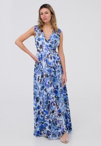 Abito maxi floreale in tonalità di blu, caratterizzato da una profonda scollatura a V, design senza maniche e tessuto fluido e trasparente con un effetto sovrapposto.