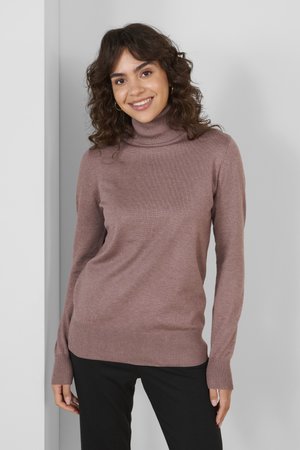 Heled hall turtleneck kootud särk ribadega mansettide ja äärtega. Pehme tekstuur, püstine disain, kombineeritud mustade pükstega. Taust on neutraalne.