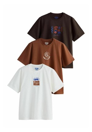 Drei kurzärmelige T-Shirts mit Rundhalsausschnitt in Dunkelbraun, Braun und Weiß, jeweils mit einzigartigen bunten Grafiken auf der Brust.