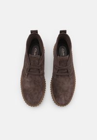 Clarks TORHILL DESERT BOOT - Stringate sportive - dark brown